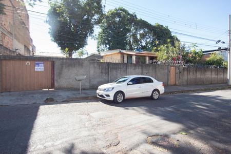 Casa à venda com 2331m², 2 quartos e 4 vagas Casa à venda com 2331m², 2 quartos e 4 vagasFachada