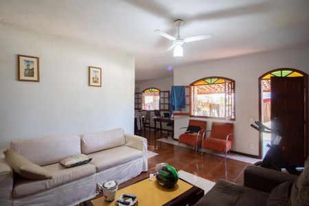 Casa à venda com 2331m², 2 quartos e 4 vagas Casa à venda com 2331m², 2 quartos e 4 vagasSala
