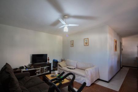 Casa à venda com 2331m², 2 quartos e 4 vagas Casa à venda com 2331m², 2 quartos e 4 vagasSala