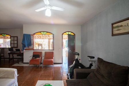Casa à venda com 2331m², 2 quartos e 4 vagas Casa à venda com 2331m², 2 quartos e 4 vagasSala