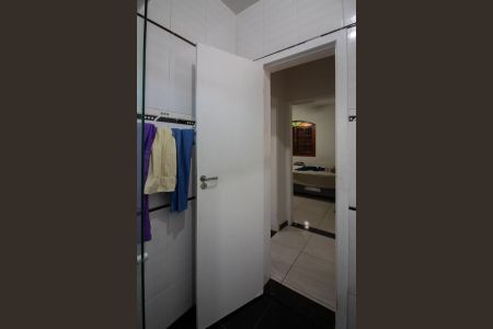 Casa à venda com 2331m², 2 quartos e 4 vagas Casa à venda com 2331m², 2 quartos e 4 vagasBanheiro
