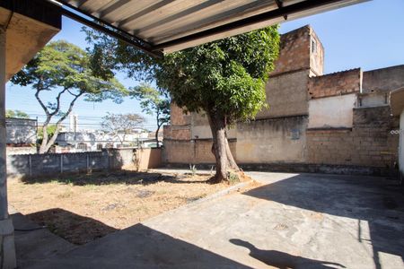 Casa à venda com 2331m², 2 quartos e 4 vagas Casa à venda com 2331m², 2 quartos e 4 vagasQuintal