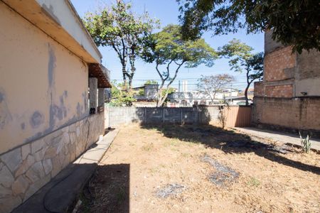Casa à venda com 2331m², 2 quartos e 4 vagas Casa à venda com 2331m², 2 quartos e 4 vagasQuintal