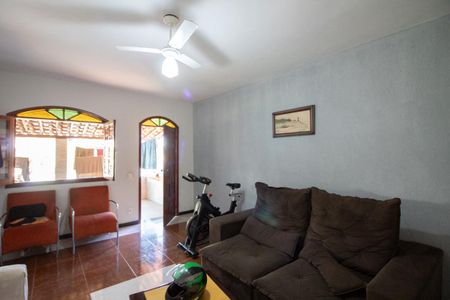 Casa à venda com 2331m², 2 quartos e 4 vagas Casa à venda com 2331m², 2 quartos e 4 vagasSala