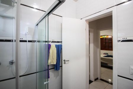 Casa à venda com 2331m², 2 quartos e 4 vagas Casa à venda com 2331m², 2 quartos e 4 vagasBanheiro