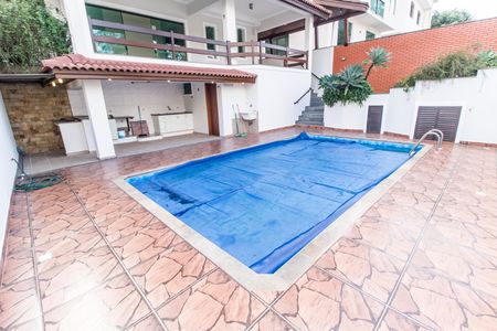 Casa de condomínio à venda com 327m², 4 quartos e 3 vagasPiscina