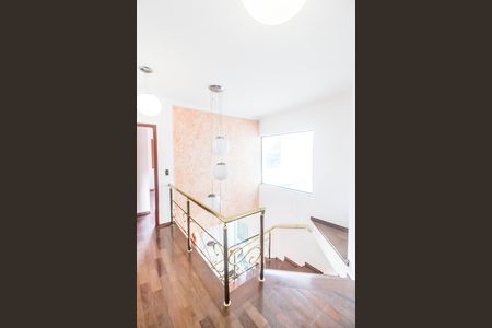 Casa de condomínio à venda com 327m², 4 quartos e 3 vagasEscada