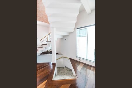 Casa de condomínio à venda com 327m², 4 quartos e 3 vagasEscada