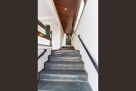 Casa de condomínio à venda com 327m², 4 quartos e 3 vagasEscada
