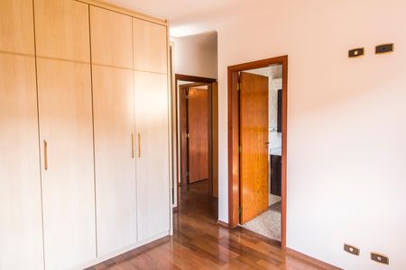 Casa de condomínio à venda com 327m², 4 quartos e 3 vagasSuíte 2