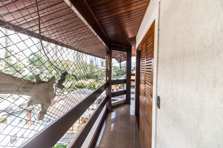 Casa de condomínio à venda com 327m², 4 quartos e 3 vagasVaranda