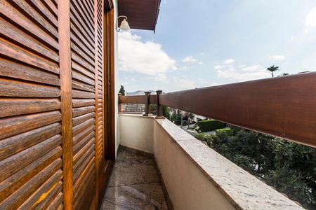 Casa de condomínio à venda com 327m², 4 quartos e 3 vagasSacada