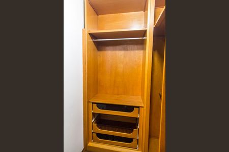 Casa de condomínio à venda com 327m², 4 quartos e 3 vagasCloset da suíte