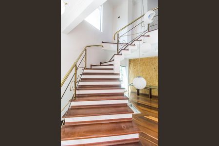 Casa de condomínio à venda com 327m², 4 quartos e 3 vagasEscada