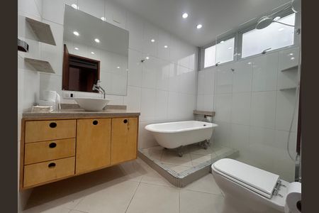 Banheiro social  de apartamento para alugar com 2 quartos, 67m² em Santo Amaro, São Paulo