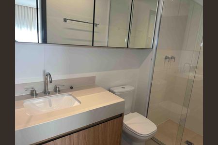 Suite - Banheiro de kitnet/studio para alugar com 1 quarto, 51m² em Alphaville Industrial, Barueri