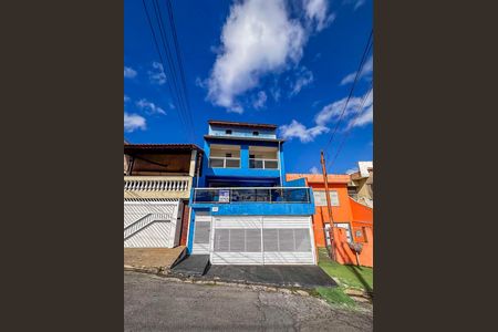 Casa à venda com 166m², 3 quartos e 3 vagas Casa à venda com 166m², 3 quartos e 3 vagasFachada