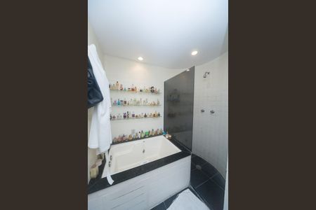 Apartamento à venda com 137m², 3 quartos e 2 vagas Apartamento à venda com 137m², 3 quartos e 2 vagasBanheiro suíte