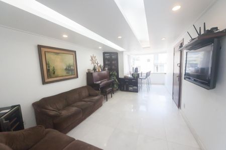 Apartamento à venda com 137m², 3 quartos e 2 vagas Apartamento à venda com 137m², 3 quartos e 2 vagasSala de TV