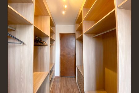 Casa para alugar com 240m², 2 quartos e 4 vagas Casa para alugar com 240m², 2 quartos e 4 vagasCloset Suíte