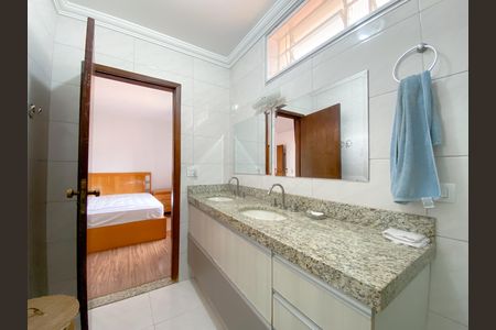 Casa para alugar com 240m², 2 quartos e 4 vagas Casa para alugar com 240m², 2 quartos e 4 vagasBanheiro Suíte