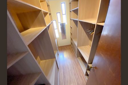 Casa para alugar com 240m², 2 quartos e 4 vagas Casa para alugar com 240m², 2 quartos e 4 vagasCloset Suíte