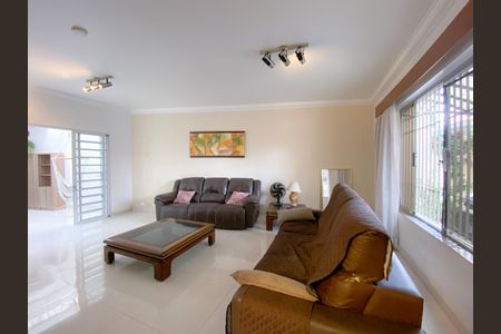 Casa para alugar com 240m², 2 quartos e 4 vagas Casa para alugar com 240m², 2 quartos e 4 vagasSala