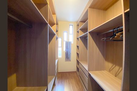 Casa para alugar com 240m², 2 quartos e 4 vagas Casa para alugar com 240m², 2 quartos e 4 vagasCloset Suíte