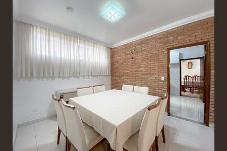 Casa para alugar com 240m², 2 quartos e 4 vagas Casa para alugar com 240m², 2 quartos e 4 vagasSala