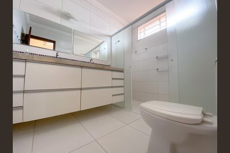 Casa para alugar com 240m², 2 quartos e 4 vagas Casa para alugar com 240m², 2 quartos e 4 vagasBanheiro Social