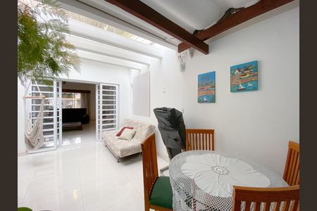 Casa para alugar com 240m², 2 quartos e 4 vagas Casa para alugar com 240m², 2 quartos e 4 vagasSala