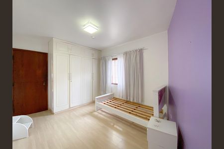 Casa para alugar com 240m², 2 quartos e 4 vagas Casa para alugar com 240m², 2 quartos e 4 vagasQuarto