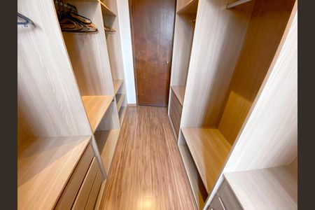 Casa para alugar com 240m², 2 quartos e 4 vagas Casa para alugar com 240m², 2 quartos e 4 vagasCloset Suíte