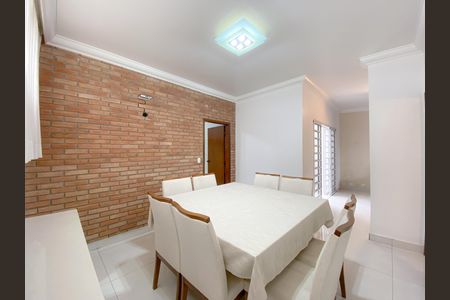 Casa para alugar com 240m², 2 quartos e 4 vagas Casa para alugar com 240m², 2 quartos e 4 vagasSala
