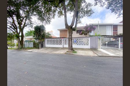 Casa para alugar com 240m², 2 quartos e 4 vagas Casa para alugar com 240m², 2 quartos e 4 vagasFachada