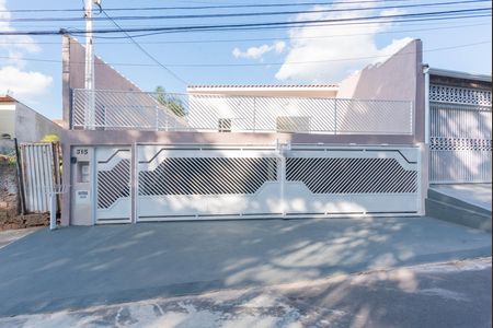 Casa à venda com 750m², 4 quartos e 6 vagas Casa à venda com 750m², 4 quartos e 6 vagasFachada
