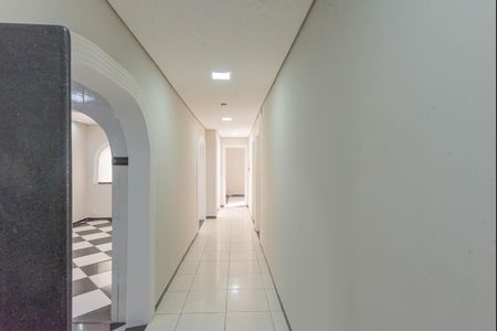 Casa à venda com 750m², 4 quartos e 6 vagas Casa à venda com 750m², 4 quartos e 6 vagasCorredor