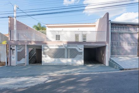 Casa à venda com 750m², 4 quartos e 6 vagas Casa à venda com 750m², 4 quartos e 6 vagasFachada e Garagens