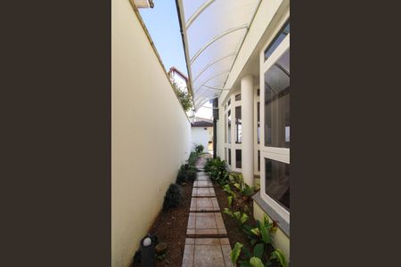Casa para alugar com 275m², 5 quartos e 4 vagasCorredor lateral 