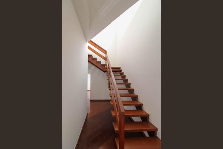Casa para alugar com 275m², 5 quartos e 4 vagasEscada 