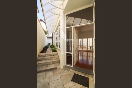 Casa para alugar com 275m², 5 quartos e 4 vagasEntrada 