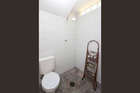 Casa para alugar com 275m², 5 quartos e 4 vagasBanheiro da garagem