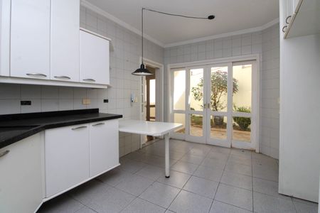 Casa para alugar com 275m², 5 quartos e 4 vagasCozinha 