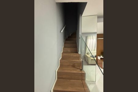 Casa de condomínio à venda com 100m², 2 quartos e 1 vagaEscada