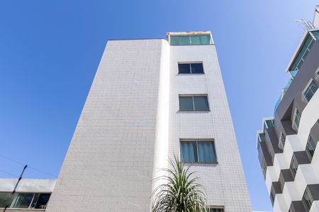 Apartamento para alugar com 70m², 3 quartos e 2 vagas Apartamento para alugar com 70m², 3 quartos e 2 vagasFachada