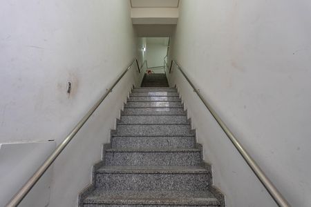 Apartamento para alugar com 70m², 2 quartos e sem vagaEscada do prédio 