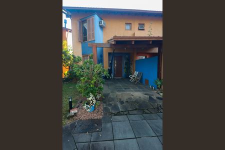 Casa de condomínio à venda com 212m², 3 quartos e 1 vaga Casa de condomínio à venda com 212m², 3 quartos e 1 vagaFachada