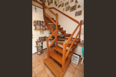 Casa de condomínio à venda com 212m², 3 quartos e 1 vaga Casa de condomínio à venda com 212m², 3 quartos e 1 vagaEscada