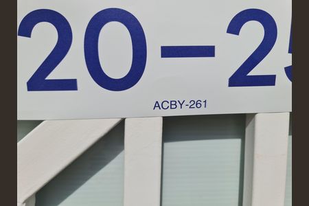 Casa à venda com 180m², 4 quartos e 2 vagas Casa à venda com 180m², 4 quartos e 2 vagasFachada do imóvel com placa QuintoAndar