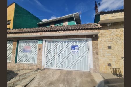 Casa à venda com 180m², 4 quartos e 2 vagas Casa à venda com 180m², 4 quartos e 2 vagasFachada do imóvel com placa QuintoAndar